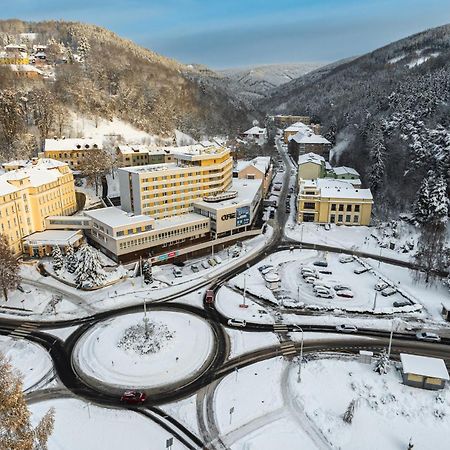Hotel Luzice Яхимів Екстер'єр фото