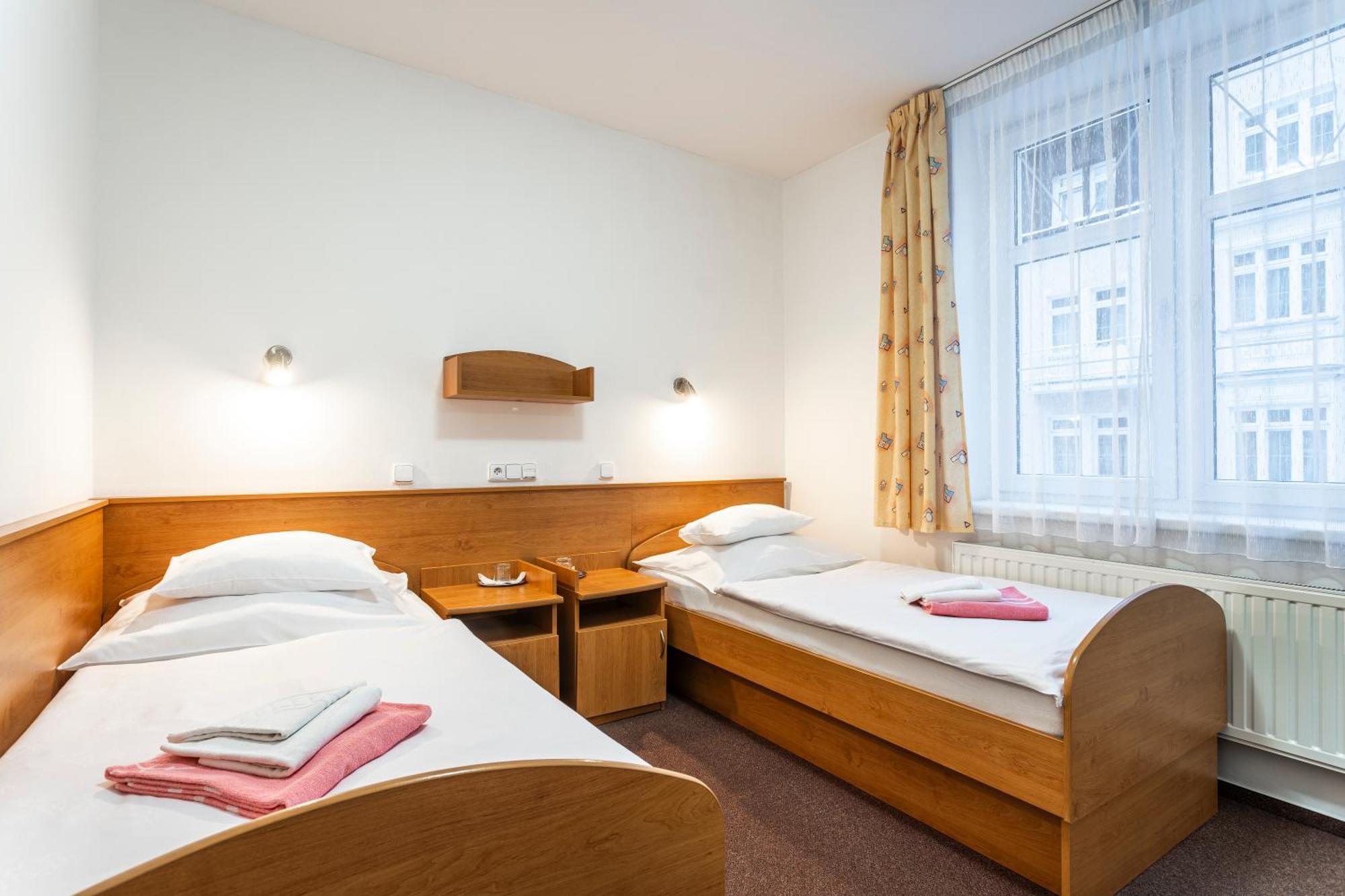 Hotel Luzice Яхимів Екстер'єр фото