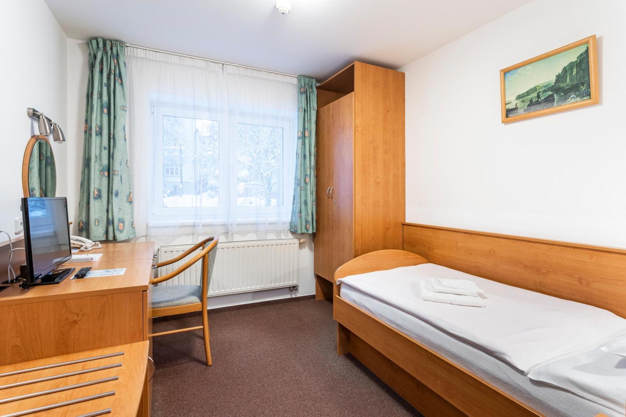 Hotel Luzice Яхимів Екстер'єр фото
