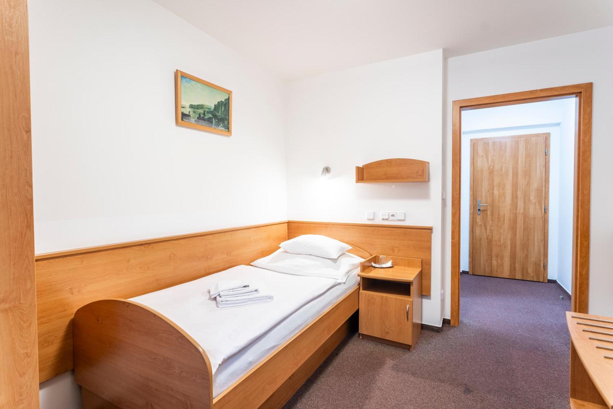 Hotel Luzice Яхимів Екстер'єр фото