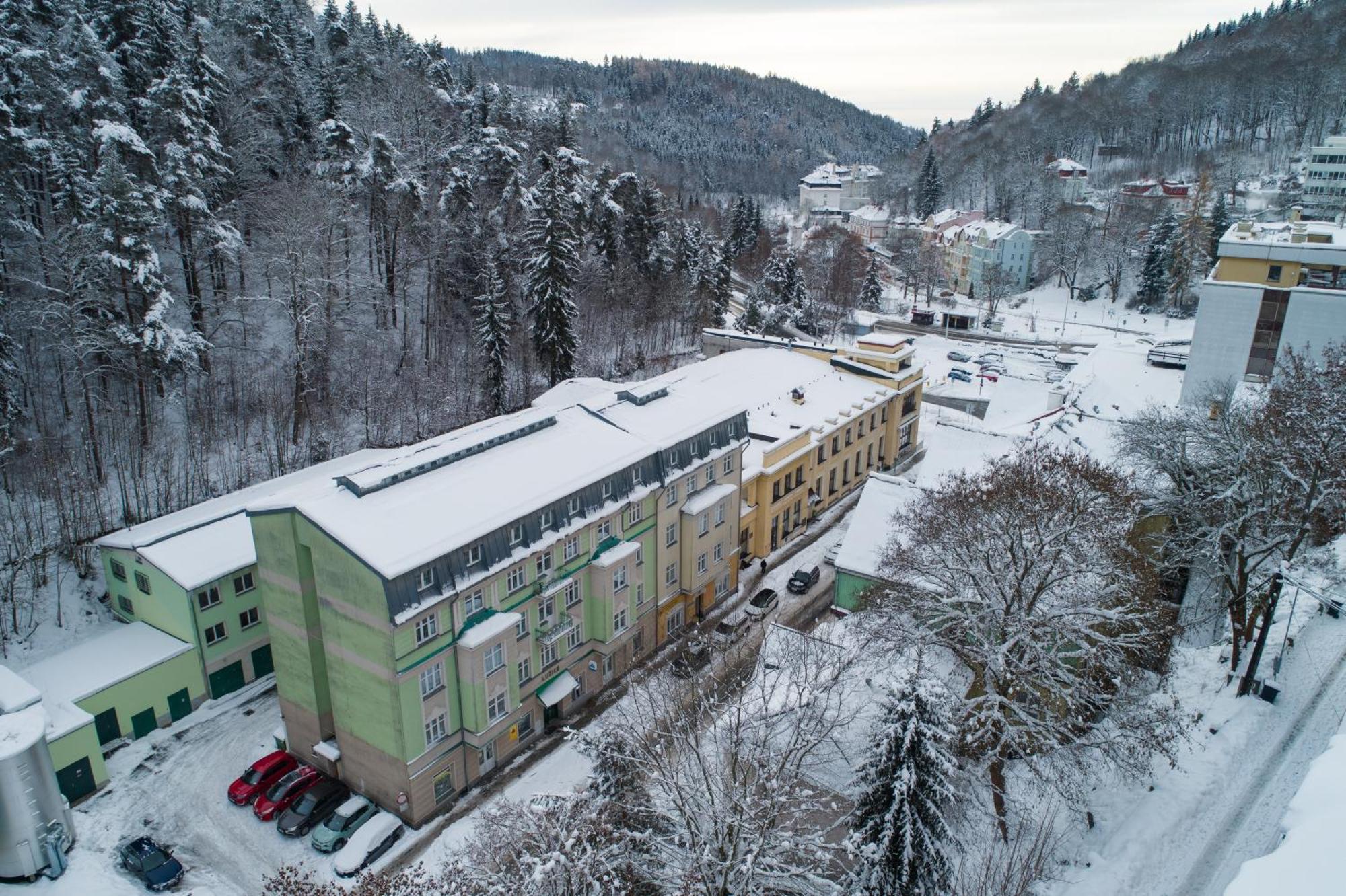 Hotel Luzice Яхимів Екстер'єр фото