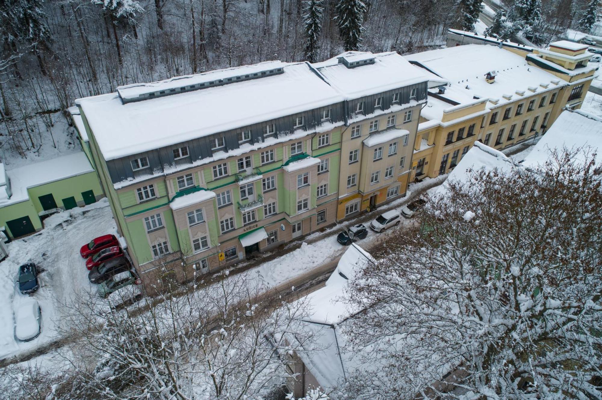 Hotel Luzice Яхимів Екстер'єр фото